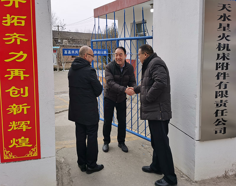 星火機床公司領導春節(jié)慰問堅守崗位的職工